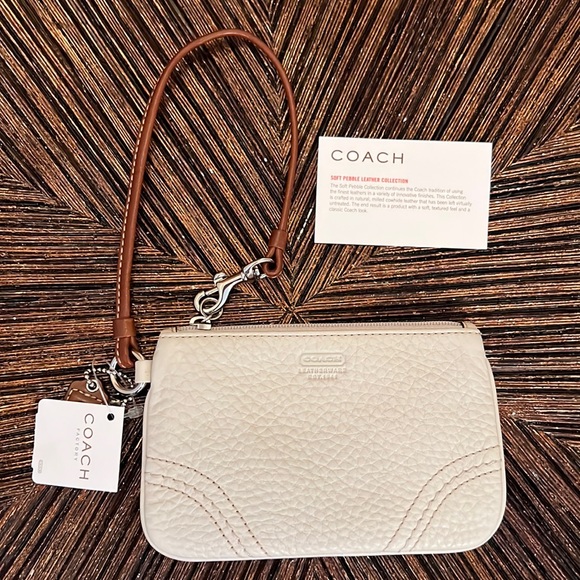 NWT COACH SOFT PEBBLE LEATHER WRISTLET - Picture 1 of 13